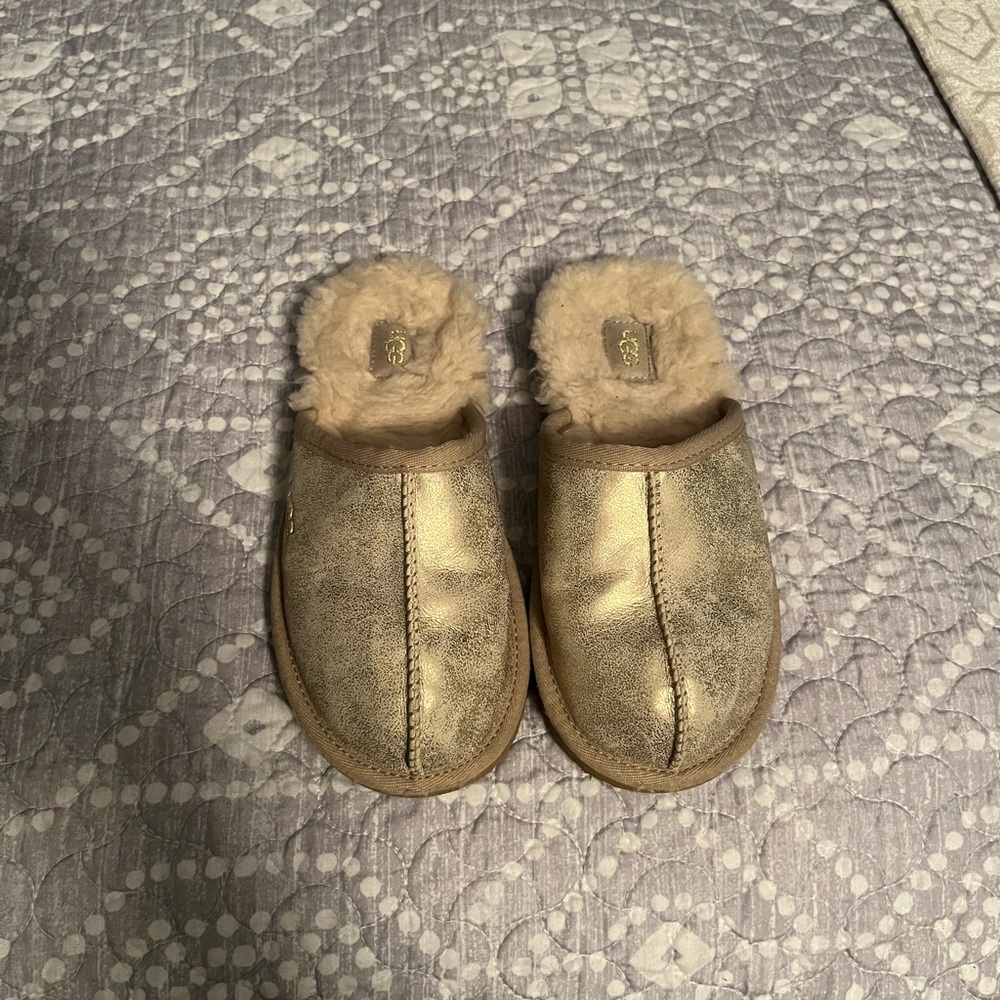 UGG Little Girls Metallic Gold Slippers. Size 1, never worn.